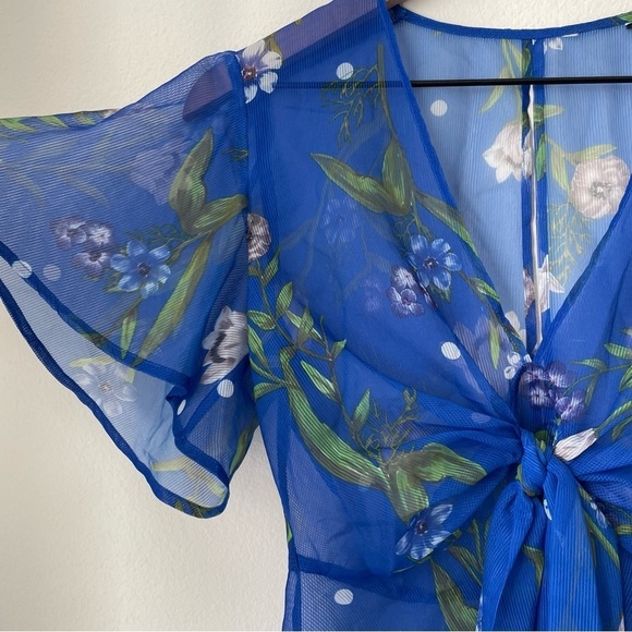Guess Short Sleeve Maria Top Sheer coverup floral blue
Size S - Picture 6 of 8